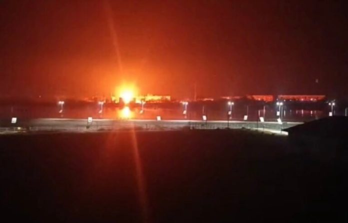Atac cu drone asupra portului Tuapse: petrolierul arde, portul în flăcări